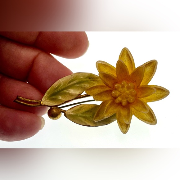 Vintage Gold Tone Celluloid Flower Pin
Enameled Leaves Brooch Pin MCM - Picture 3 of 8